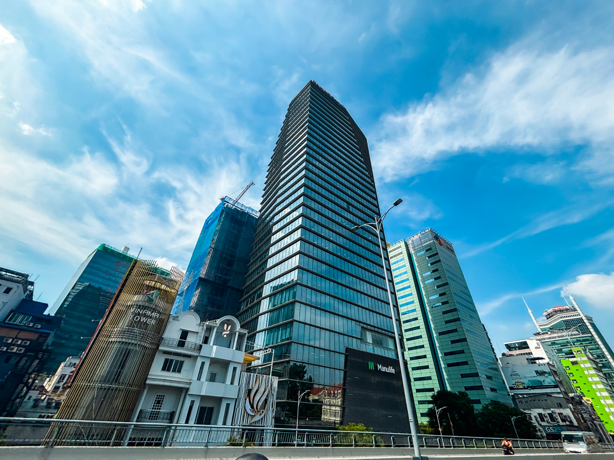 Tòa 9-11 Tôn Đức Thắng tọa lạc bên cạnh cầu Ba Son