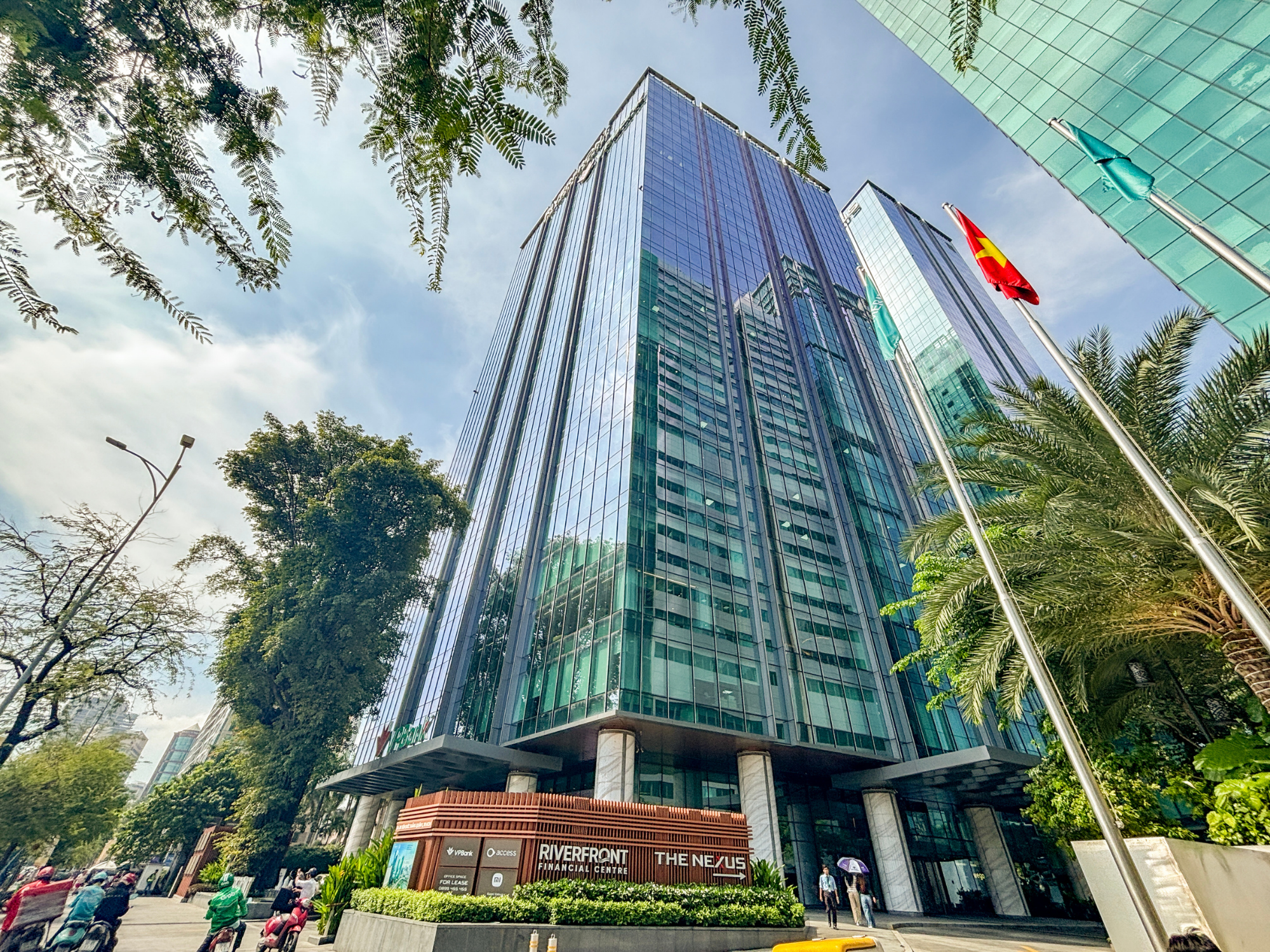 Hình ảnh tòa nhà Riverfront Financial Centre với kiến kính chắn hiện đại