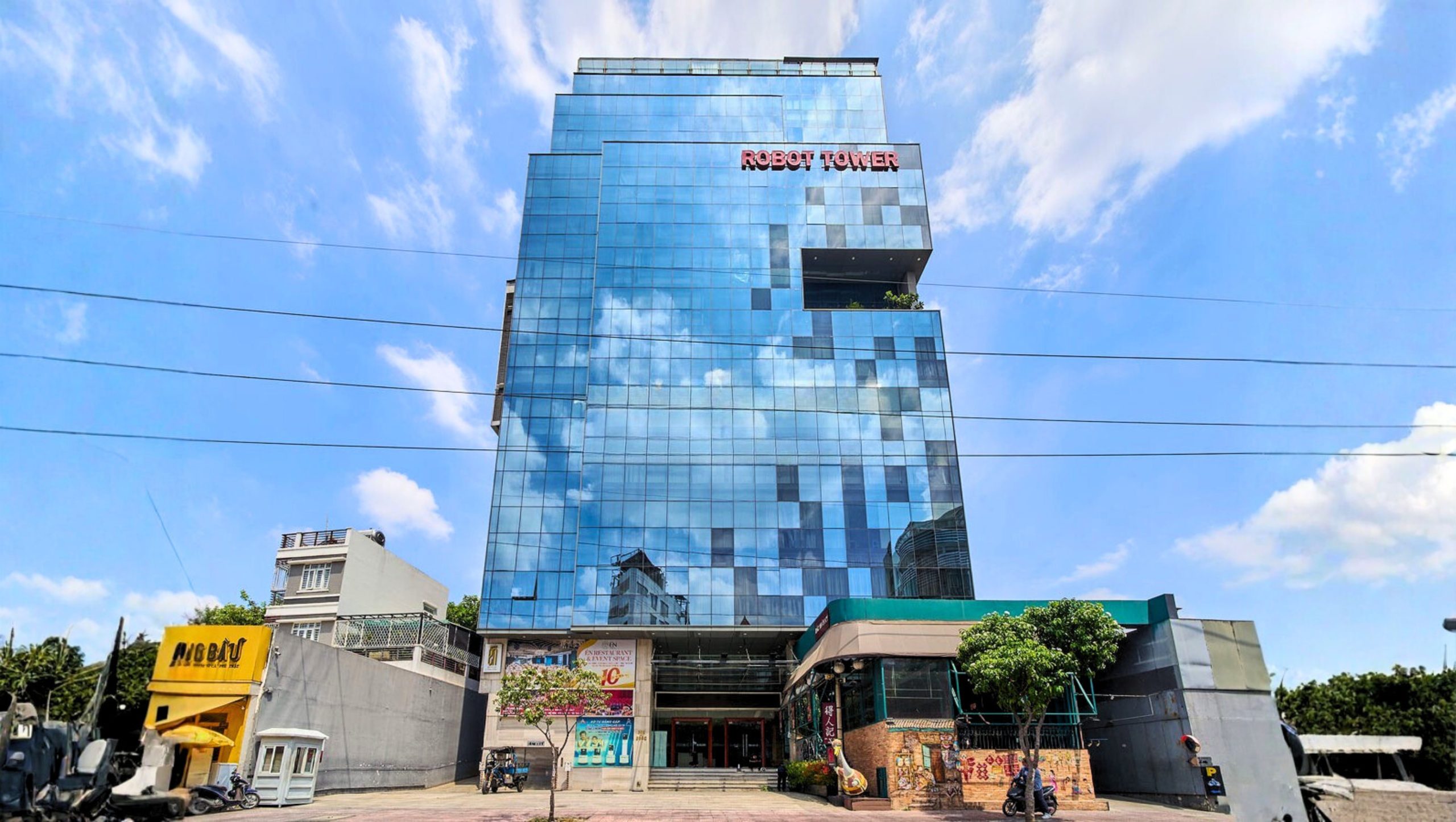 Tòa nhà Robot Tower tọa lạc tại trục giao thông trọng điểm Điện Biên Phủ