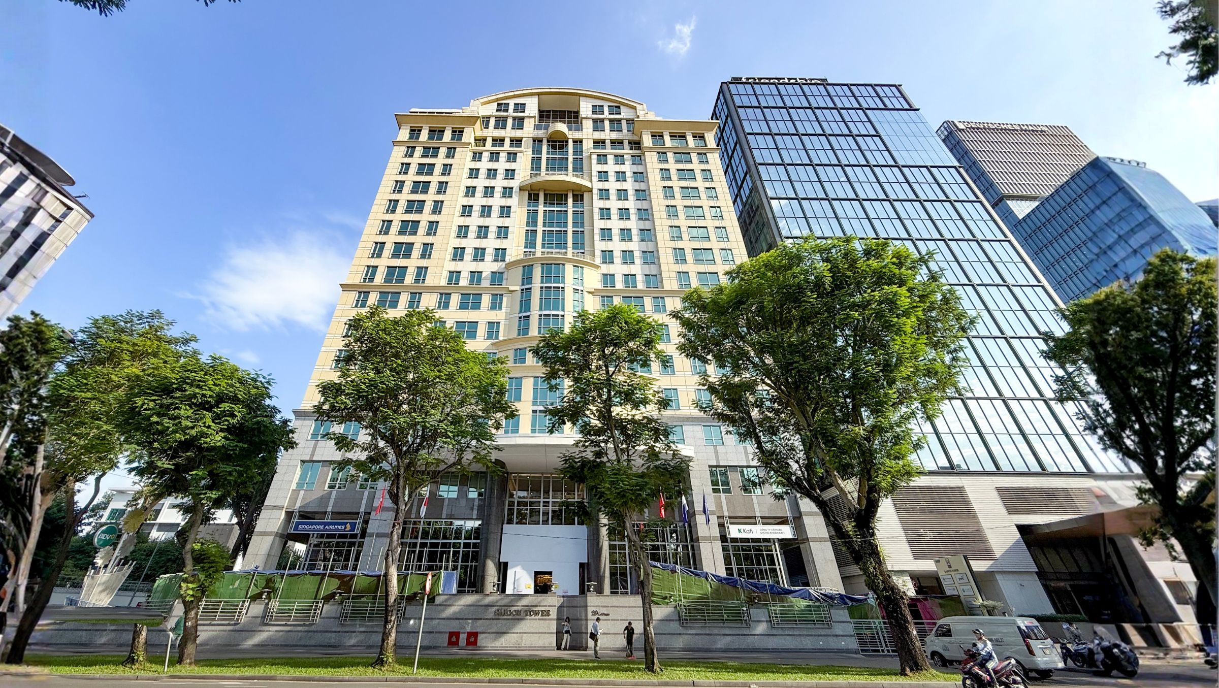 Cao ốc Saigon Tower nằm trên đường Lê Duẩn