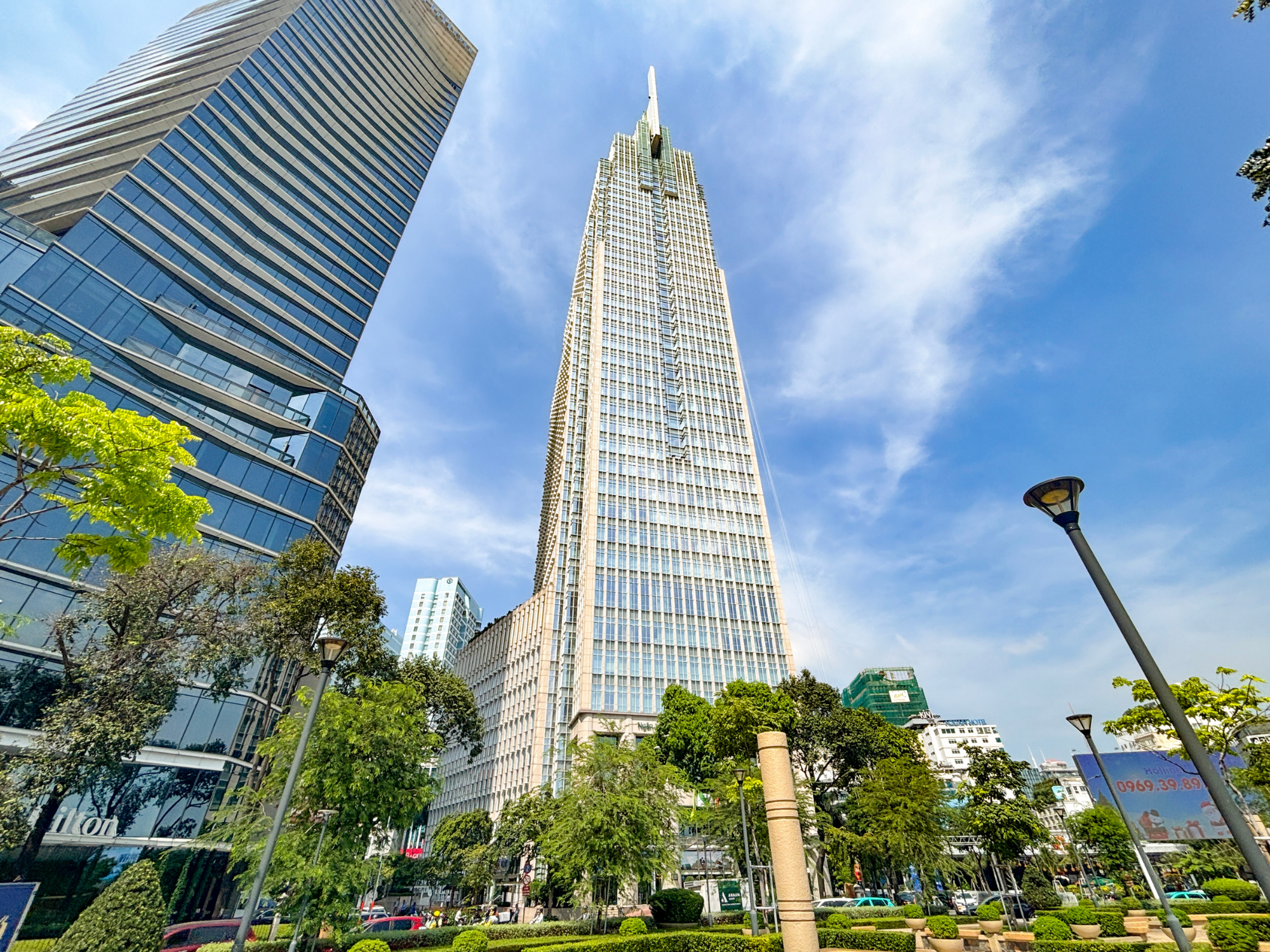 Vietcombank Tower tọa lạc tại Công Trường Mê Linh với view sông Sài Gòn