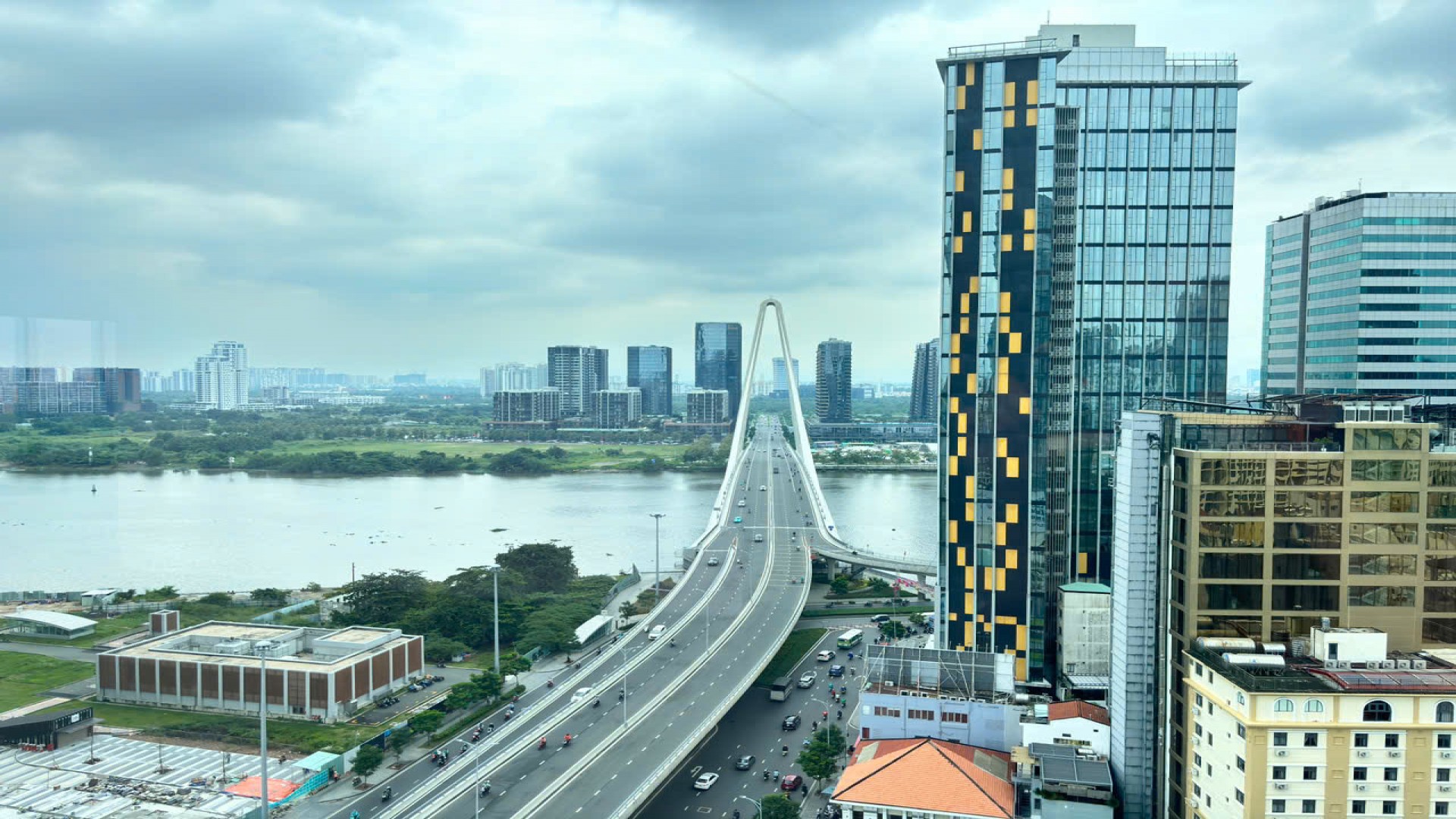 Tầm nhìn toàn cảnh cầu Ba Son từ văn phòng tại 09-11 Tôn Đức Thắng