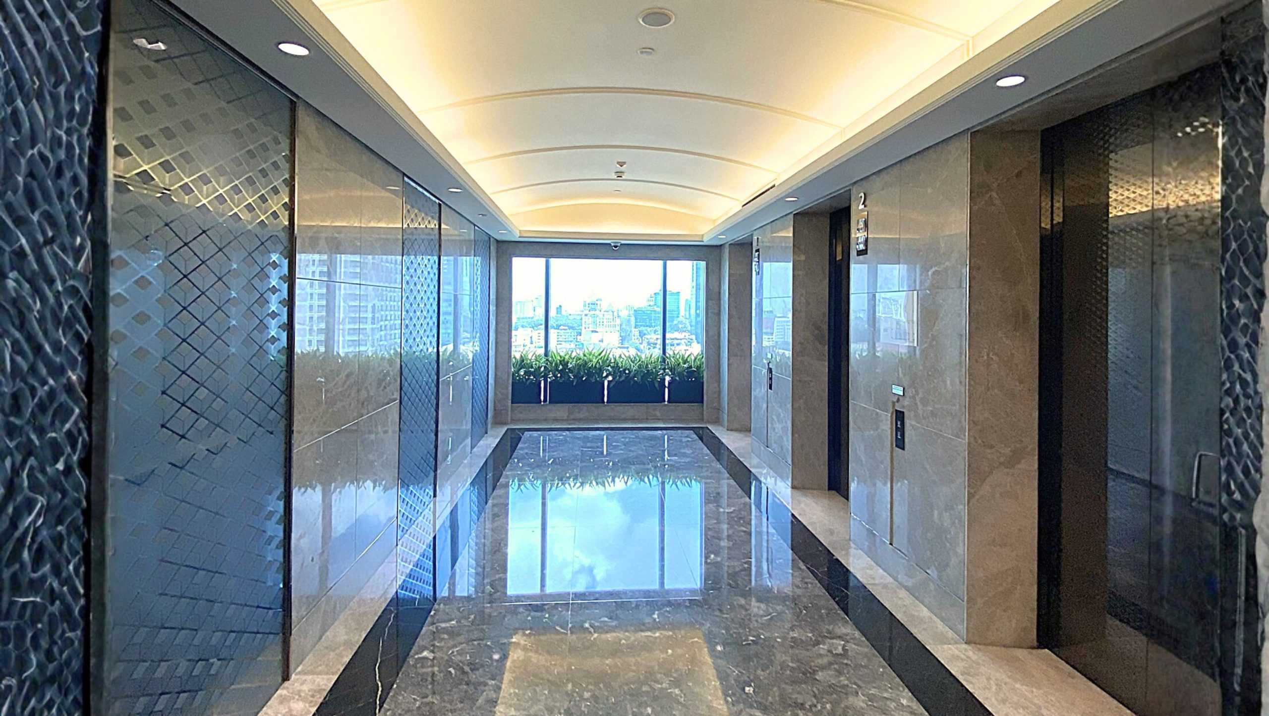 Lối chờ thang máy của cao ốc Saigon Times Square