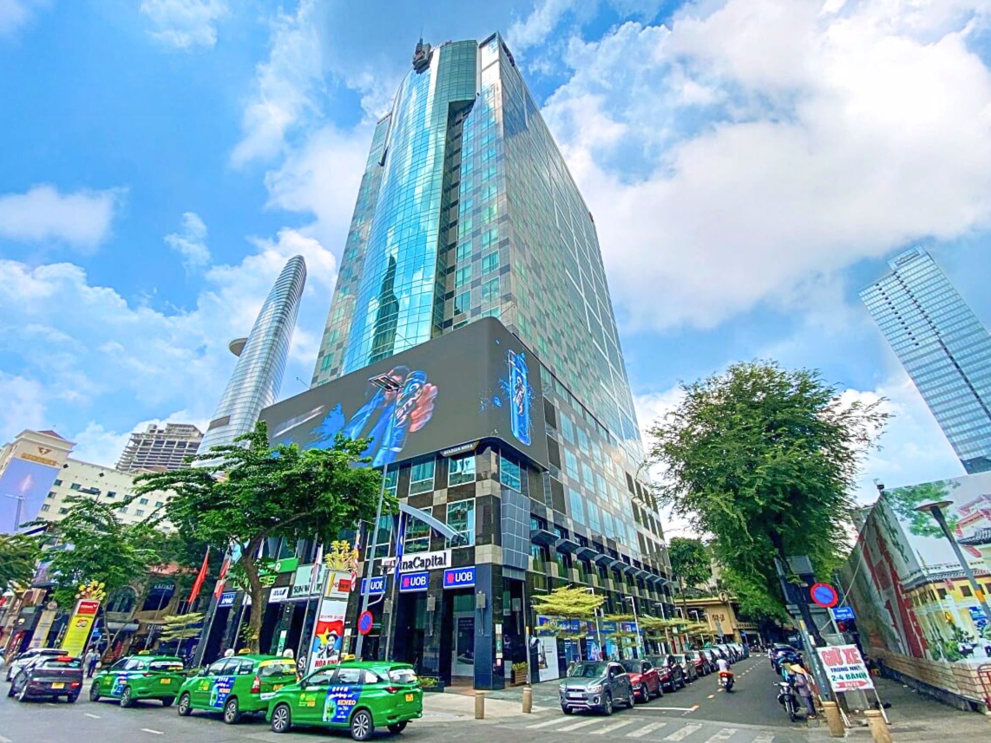 Tòa nhà Sunwah Tower được thiết kế với kết cấu 22 tầng nổi, 1 trệt và 2 tầng hầm