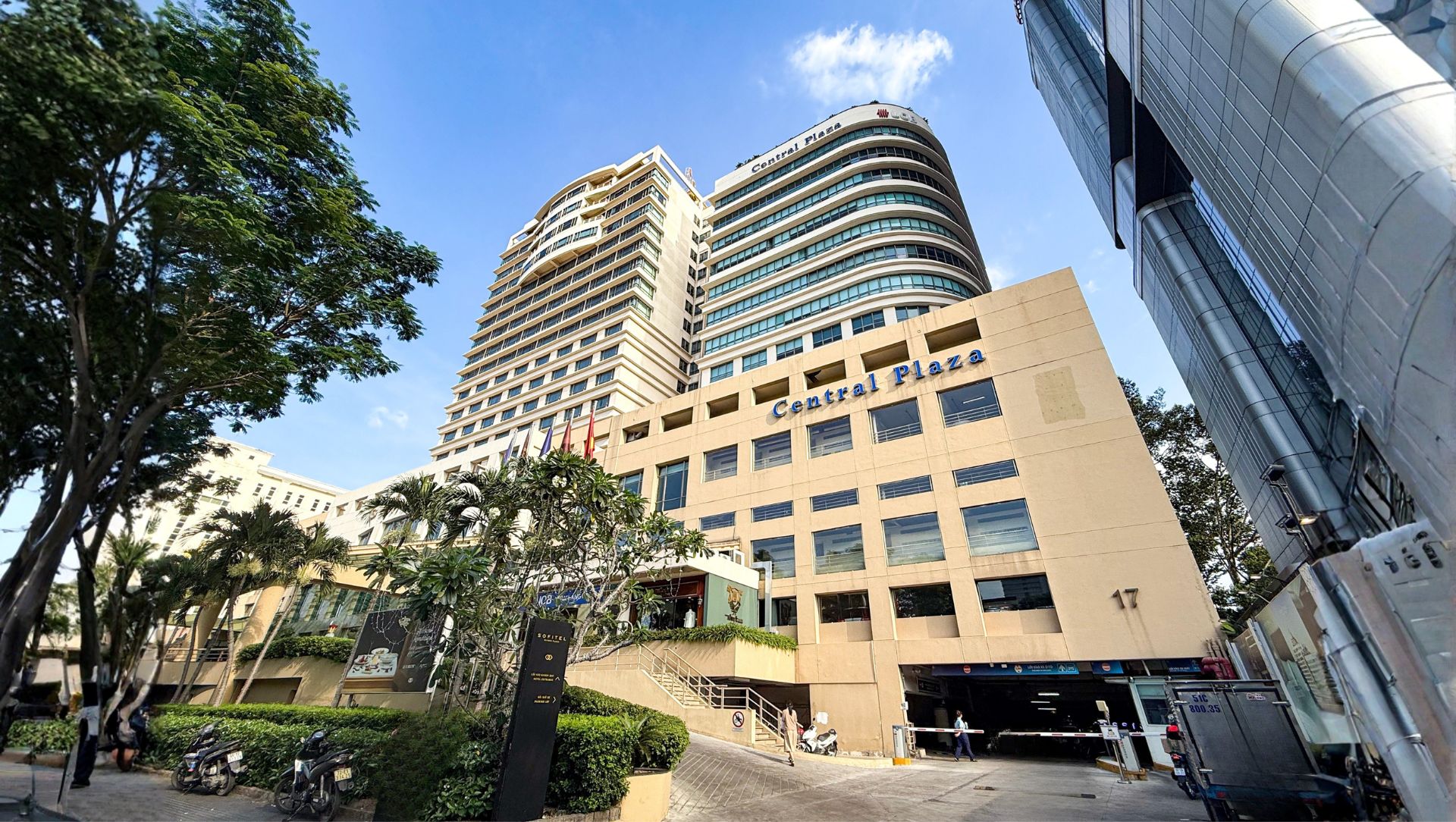 Cao ốc Central Plaza với kết hiện đại tọa lạc tại 17 Lê Duẩn