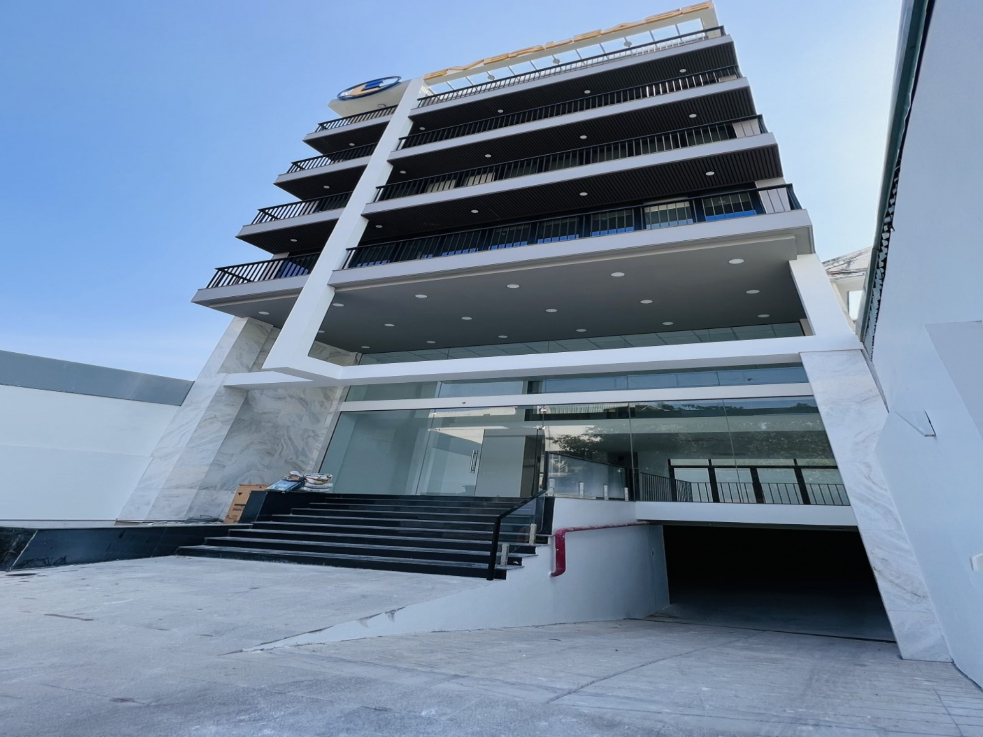 Everlease Building với 1 hầm và 5 tầng