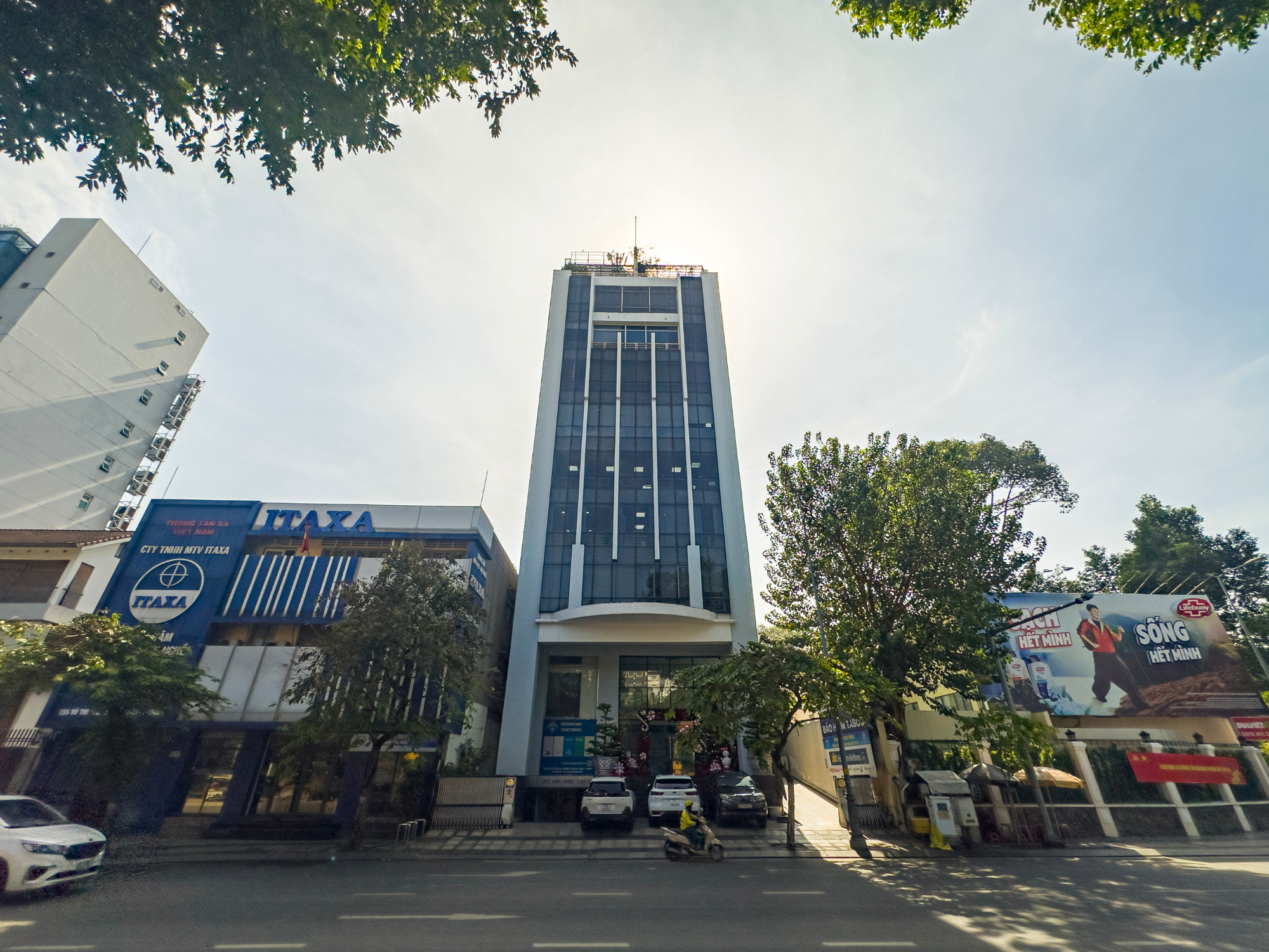 Hình ảnh tòa nhà Phương Nam Tower với cấu trúc 9 tầng 1 hầm tọa lạc trên đường Võ Thị Sáu