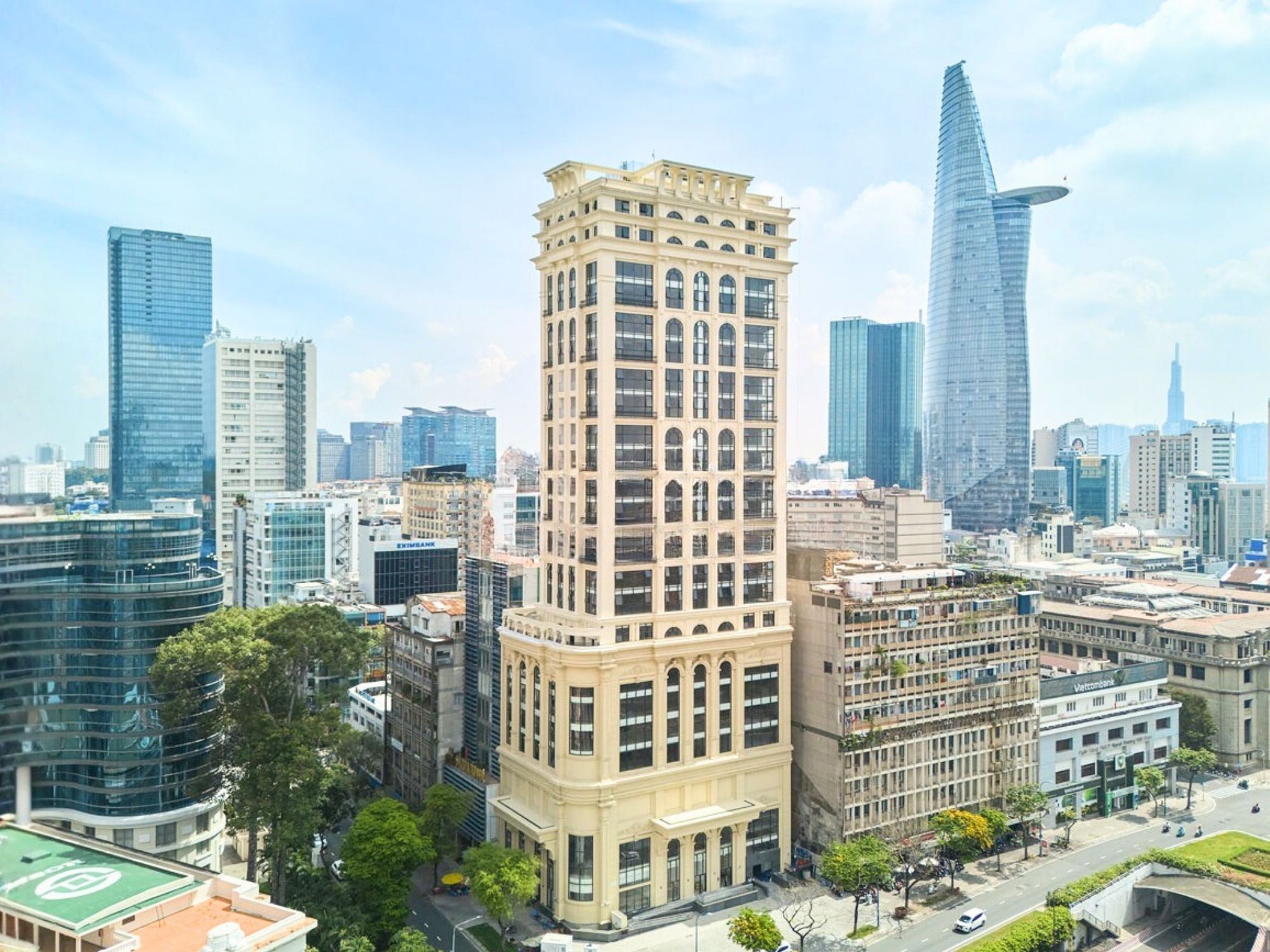 Tòa nhà Vinatex Building tọa lạc ngay giao lộ Nam Kỳ Khởi Nghĩa và Võ Văn Kiệt